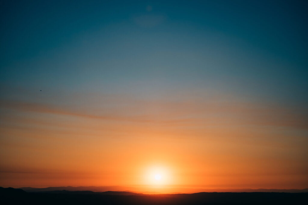 vecteezy_sunset-on-the-mountain_4594957