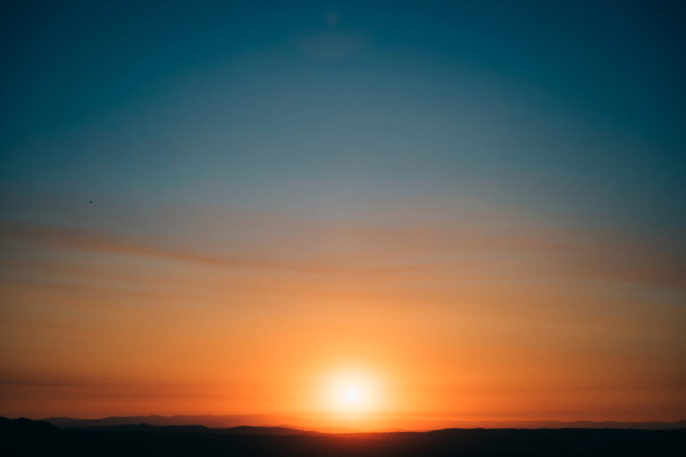 vecteezy_sunset-on-the-mountain_4594957