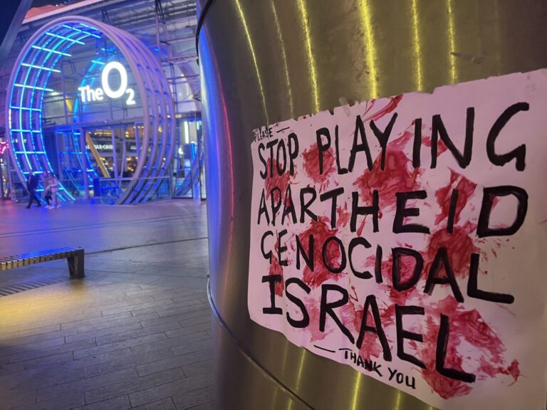 An anti-Israel sign in London. (Screen grab used in accordance with Clause 27a of the Copyright Law)